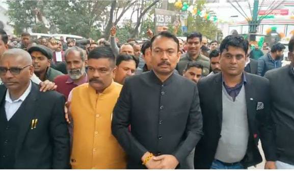 निलंबन के बाद बंधक बनाने के दिए आदेश , विरोध में सड़क पर उतरे अलंकार अग्निहोत्री, कलेक्ट्रेट में प्रदर्शन, मचा हड़कंप