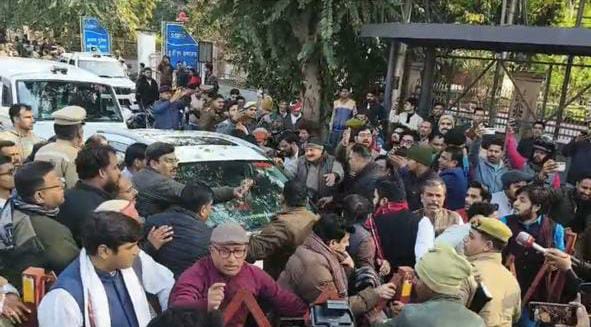 बरेली से रवाना हुए निलंबित सिटी मजिस्ट्रेट अलंकार अग्निहोत्री, समर्थकों ने किया हंगामा